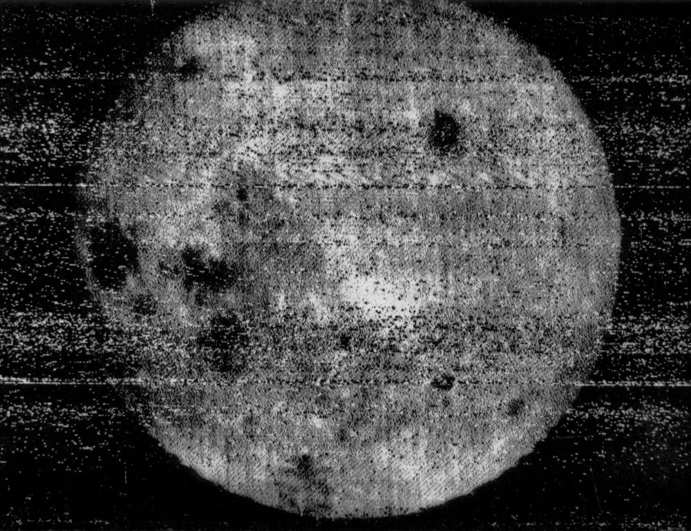 1959年に旧ソ連の探査機ルナ3号が撮影した、世界初の月の裏側の写真。ぼんやりしているが、地形の輪郭が確認できる歴史的画像。